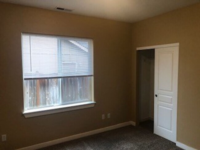 Building Photo - Three Bedroom Home in Albany