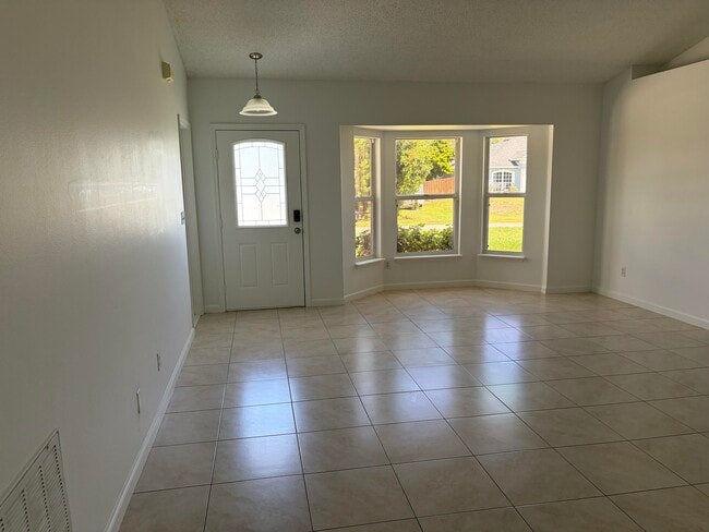 Building Photo - 1682 SW Glacador Ave