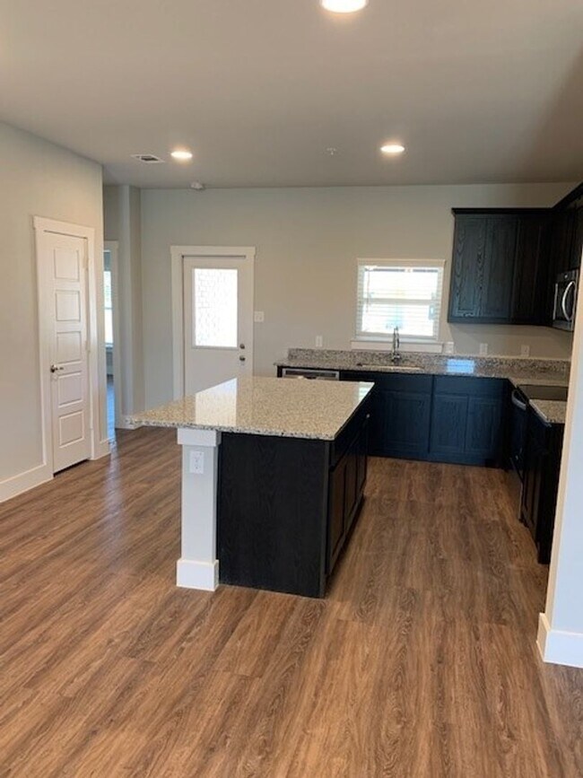 Building Photo - Beautiful Townhome in Great Location