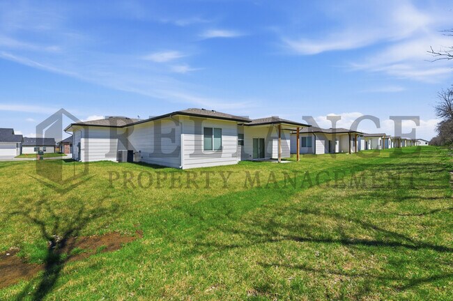 Building Photo - 613 Elmwood St