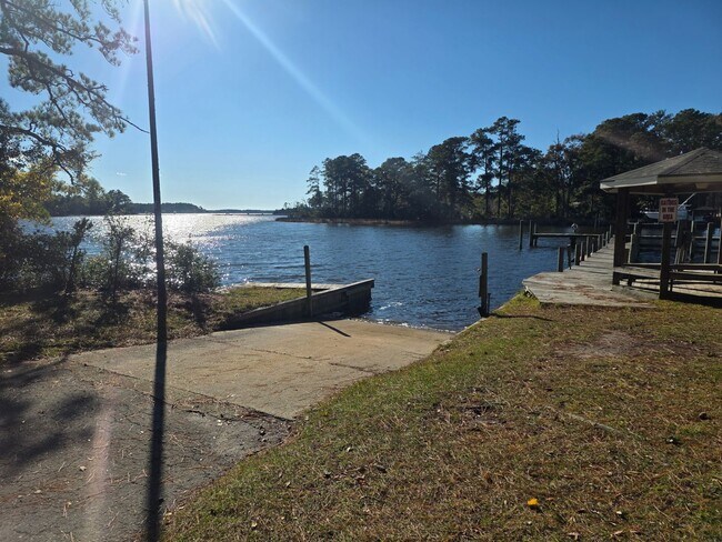 Building Photo - Beautiful 3 bedroom, 2 bath house with one...