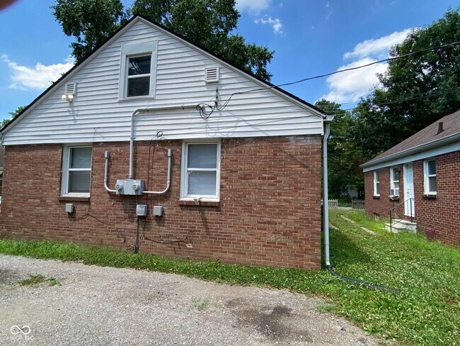 Building Photo - 623 N Tibbs Ave
