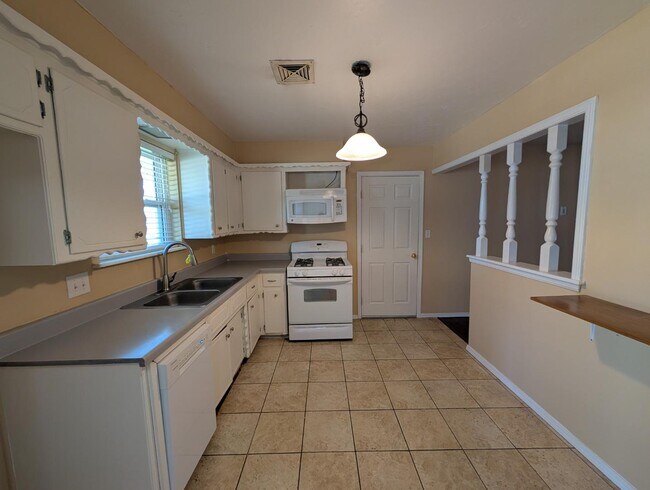 Building Photo - 1404 Heather Ln