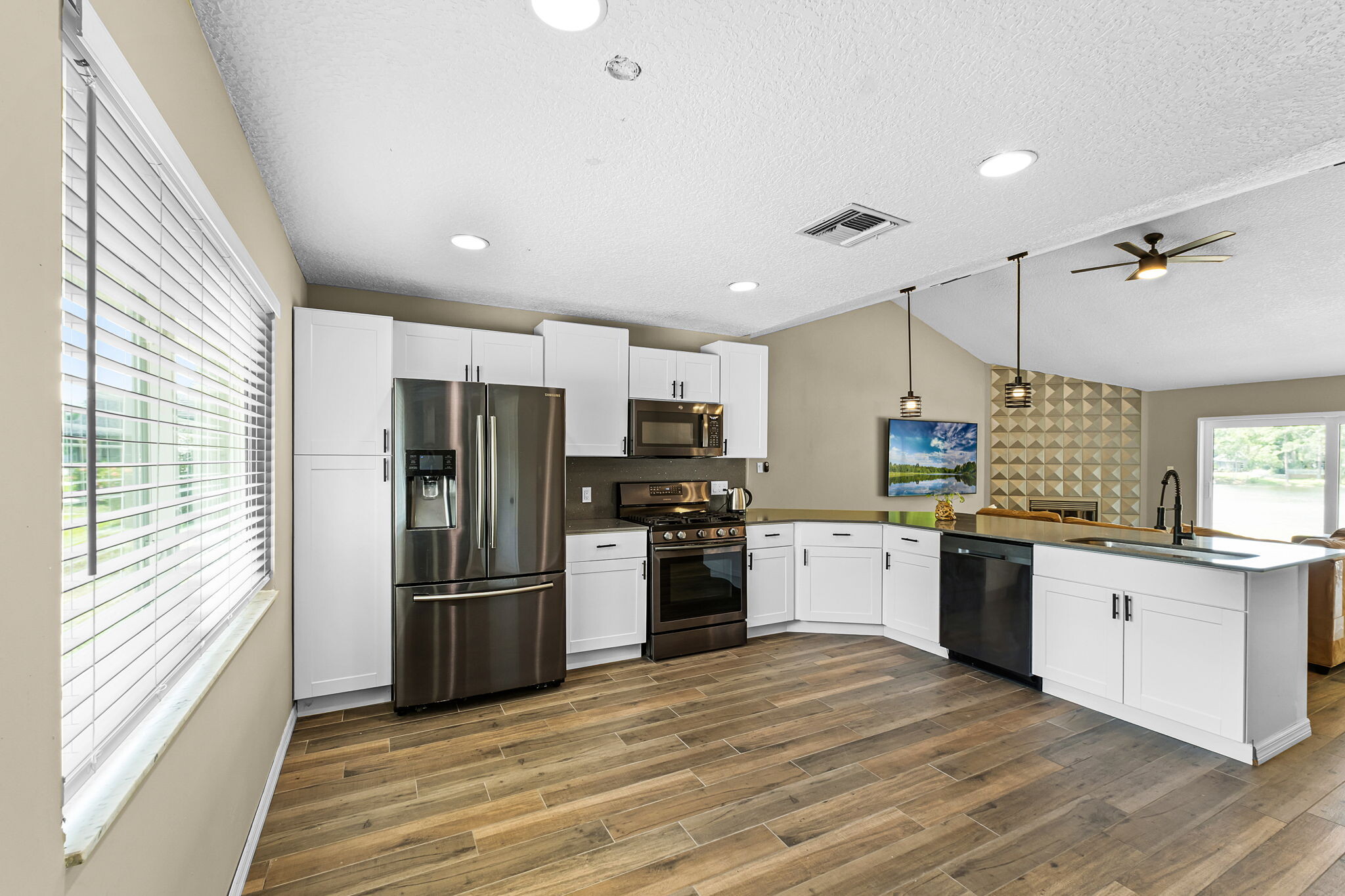 Building Photo - 485 Lakeshore Dr