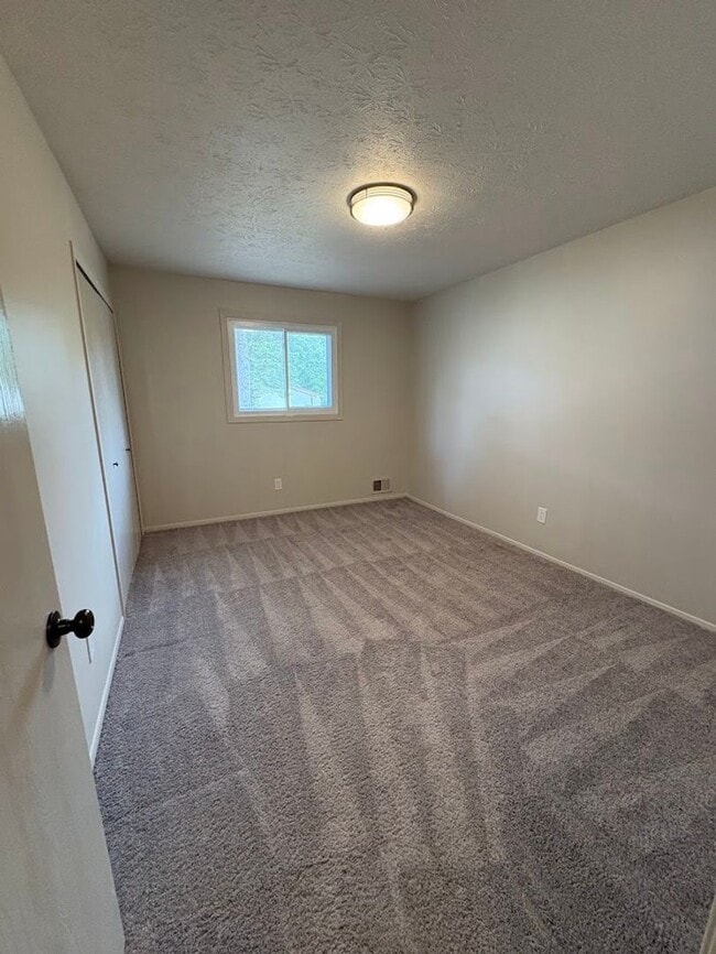 Building Photo - Two bedroom one bathroom duplex for rent