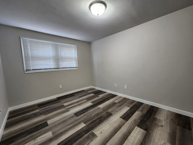 Building Photo - Updated Upper Level Apartment, Kaukauna