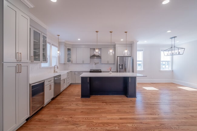 Building Photo - 1005 State St