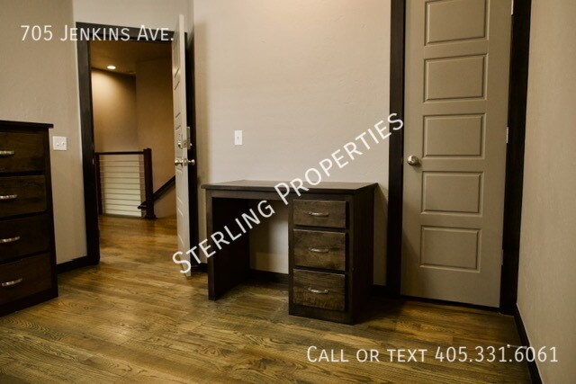 Building Photo - 705 S Jenkins Ave