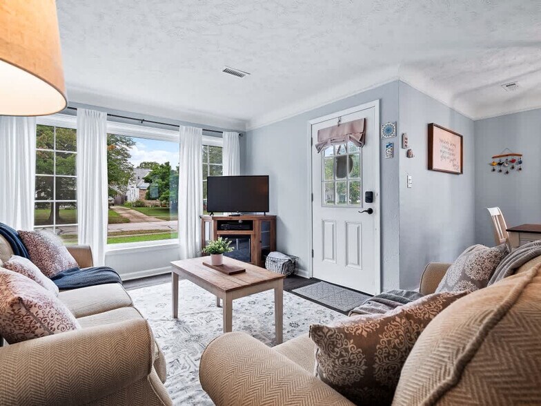 Building Photo - 6771 Greenleaf Ave