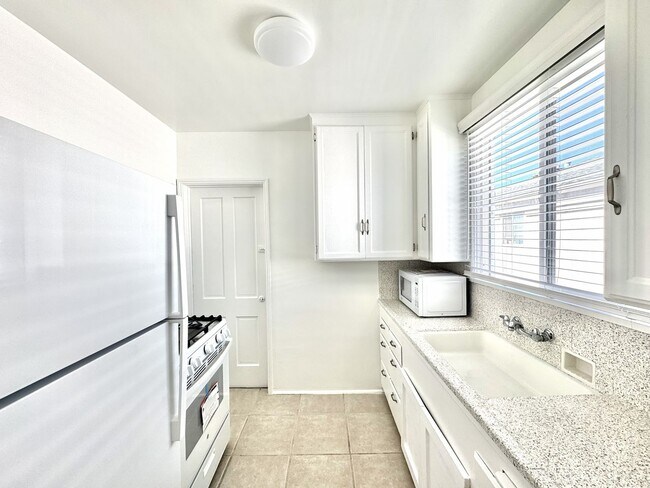 Building Photo - Light, bright, & SPACIOUS - 1 Bed/1 Bath T...