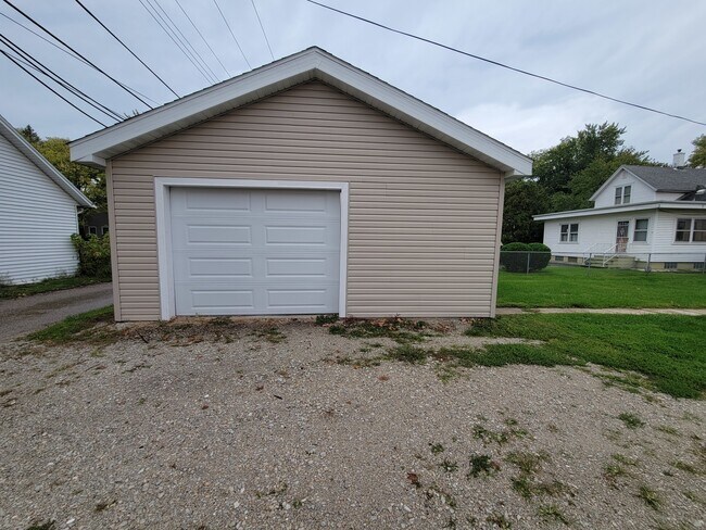 Building Photo - 622 E Joliet St