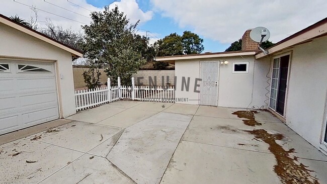 Building Photo - Large 4 Bedroom House in Fullerton - 2 Car...