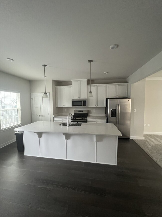 Building Photo - **Special Move-in Offer**  $500 off of the...
