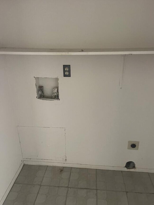 Building Photo - 3711 Greenwood Rd