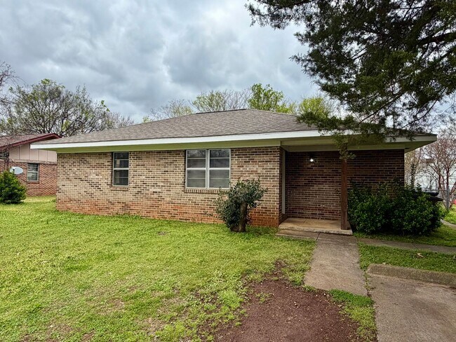 Building Photo - Comfortable 3-Bed Home with Fenced Backyard