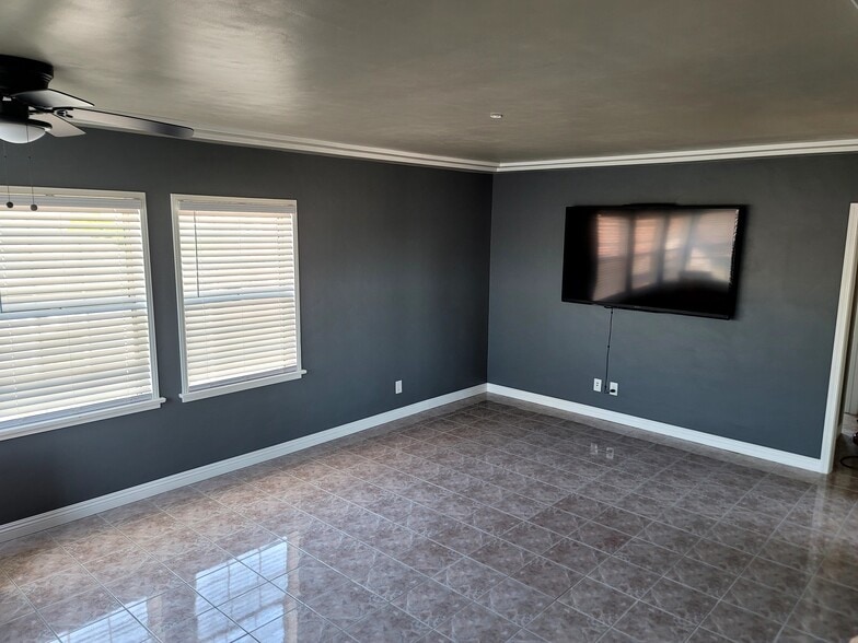 Building Photo - 3212 Live Oak St