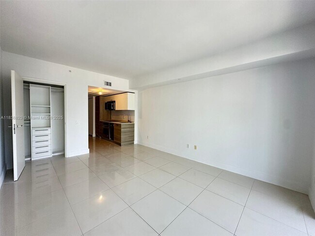 Building Photo - 1300 Brickell Bay Dr