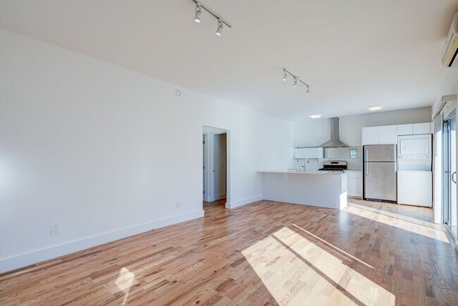 Building Photo - 3216 Bellevue Ave