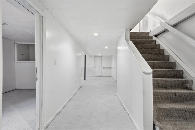 Building Photo - 8 Ash St