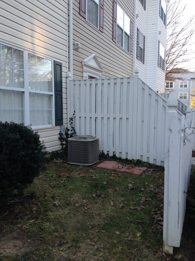 Building Photo - 60 Amberstone Ct