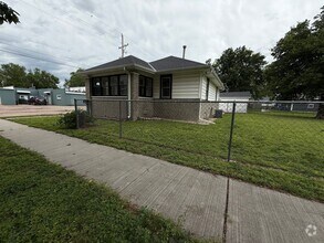 Building Photo - Charming 2-Bedroom Home with Spacious Back...