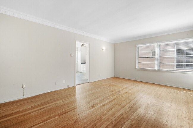 Primary Photo - 458 N Gardner St