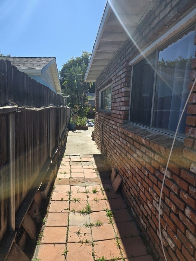 Building Photo - Single Family Home in Midway City for Rent