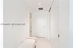 Building Photo - 9901 W Bay Harbor Dr