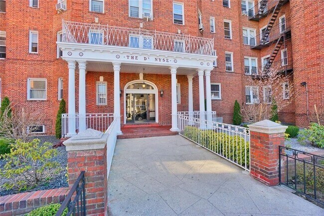 Building Photo - 7 9th St