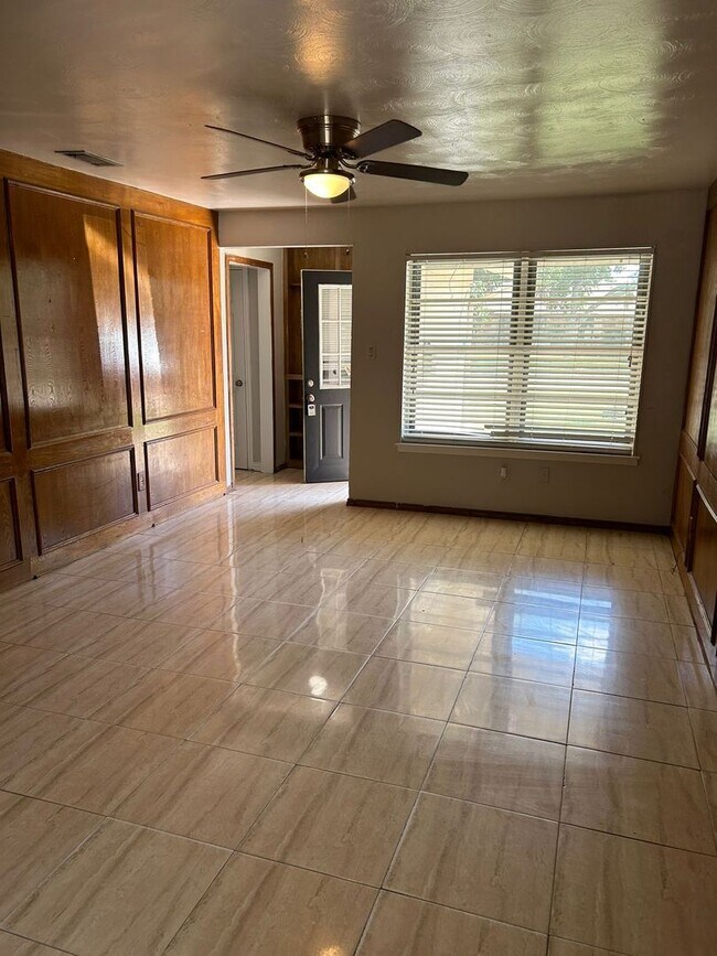 Building Photo - 2211 Granada Dr