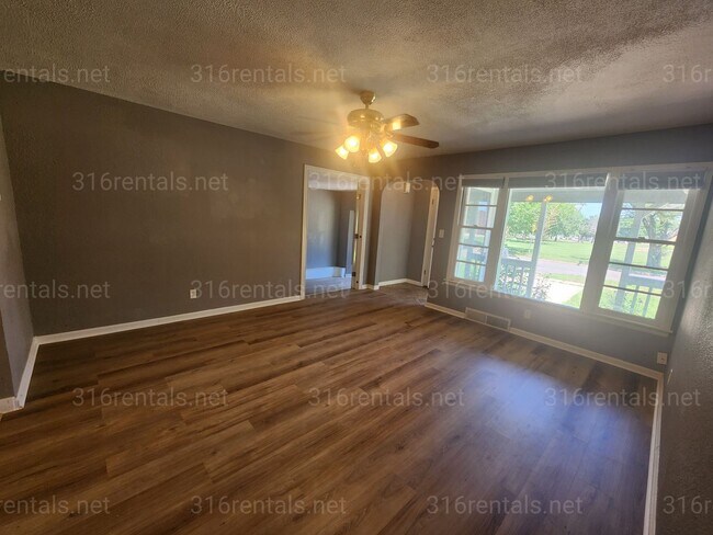 Building Photo - $1,050 - 3 bedroom / 1 bathroom - Single Family Home