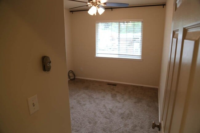 Building Photo - Single Level 4 bed 2 bath home