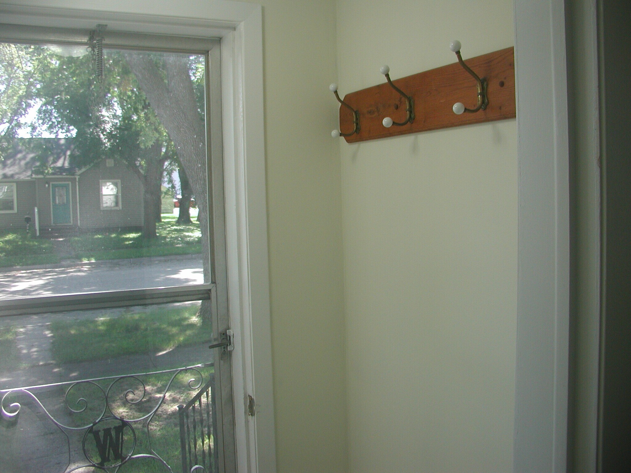 Building Photo - 241 E Ronning Ave