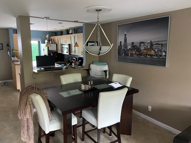 Building Photo - 571 NE 7th Ave