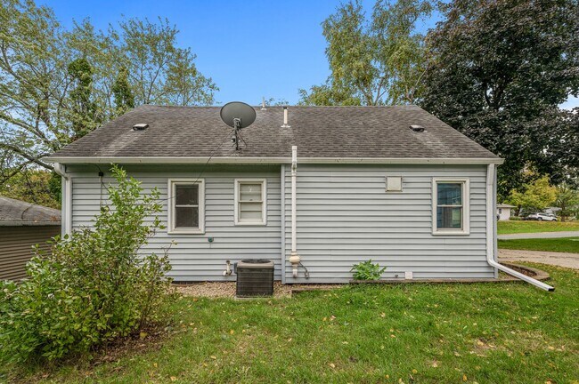 Building Photo - 1711 Rose Pl W