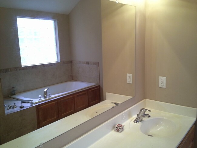 Building Photo - Large 5 bedroom raised ranch