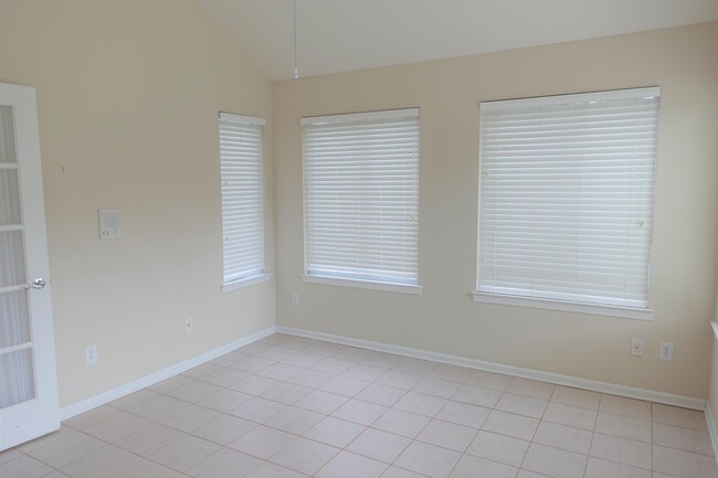 Building Photo - 303 Heritage Club Dr