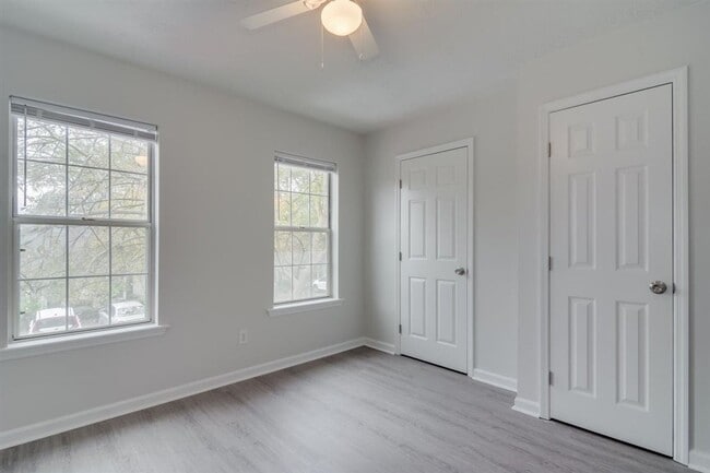 Building Photo - Remodeled 2 bedroom 1.5 bathroom townhome ...