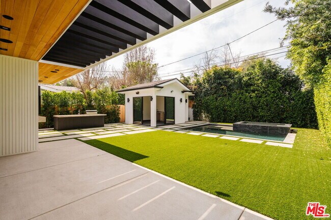 Building Photo - 4087 Kraft Ave