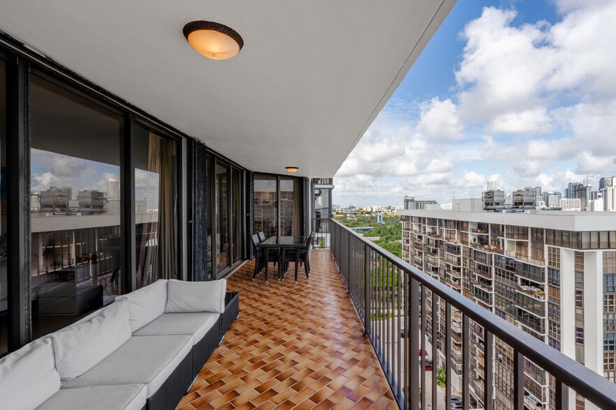 Building Photo - 1925 Brickell Ave