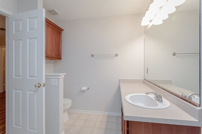 Building Photo - Inviting 4/BR 2/BA Home with Spacious Back...