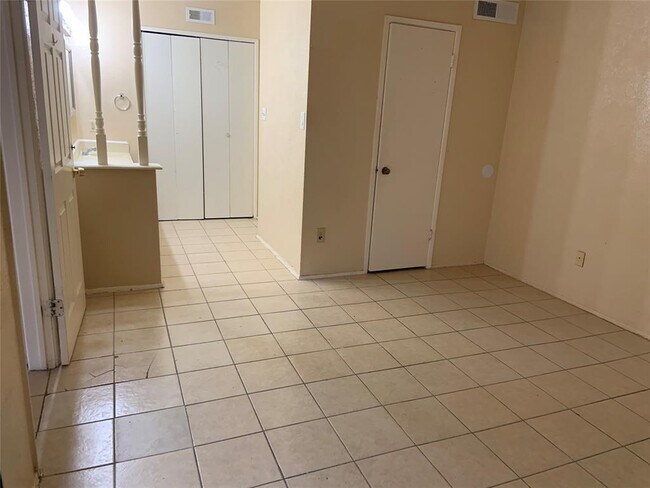 Building Photo - 5613 Hollow Pines Dr