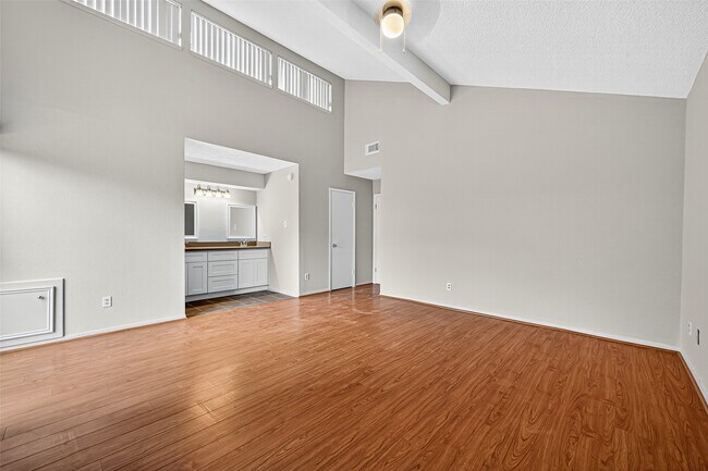 Building Photo - 2042 Hilton Head Dr