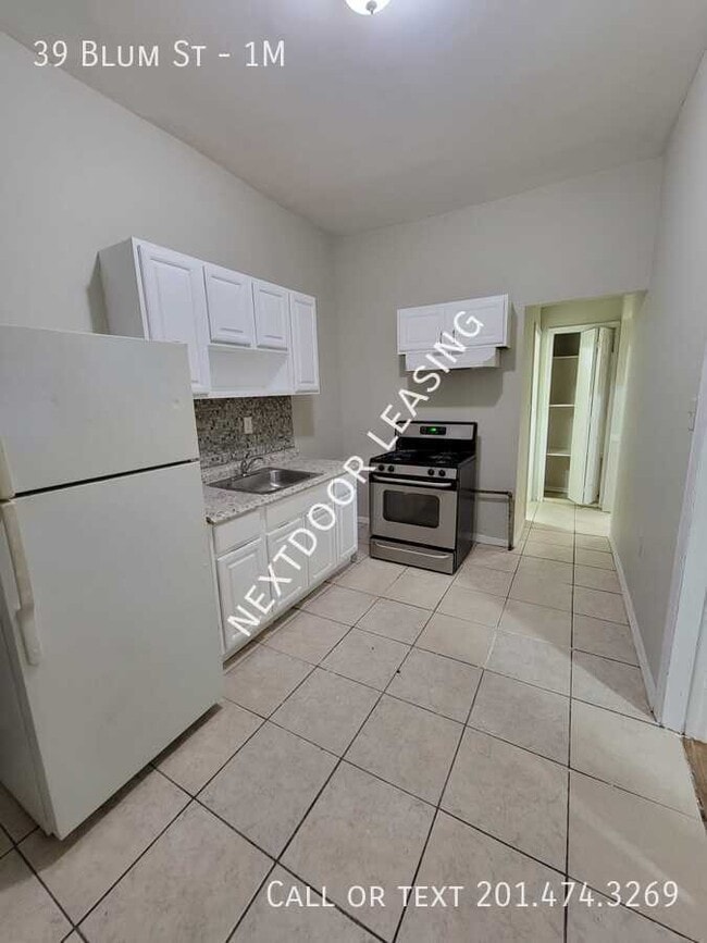 Building Photo - 39 Blum St