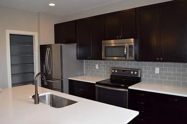 Building Photo - Spacious 3 Bedroom 2.5 Bathroom Home in Me...