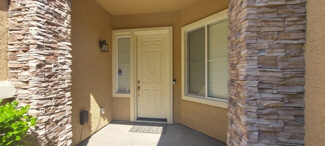 Building Photo - Gated: Single Story Heritage Oaks 3 Bedroom Plus Office/Den 3 Car Garage with lots of built in fo...