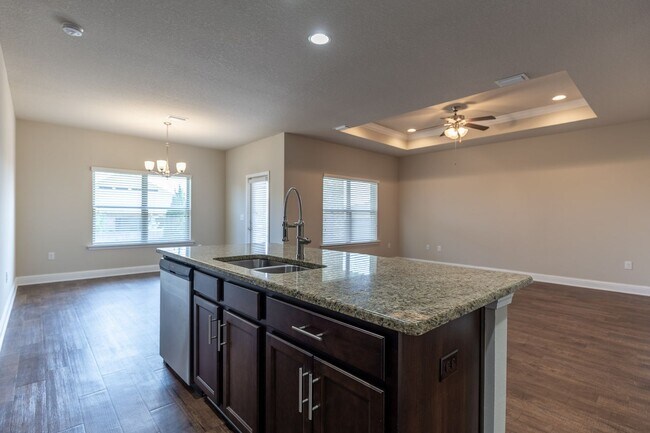 Building Photo - GREAT PRICE w/COMMUNITY POOL!