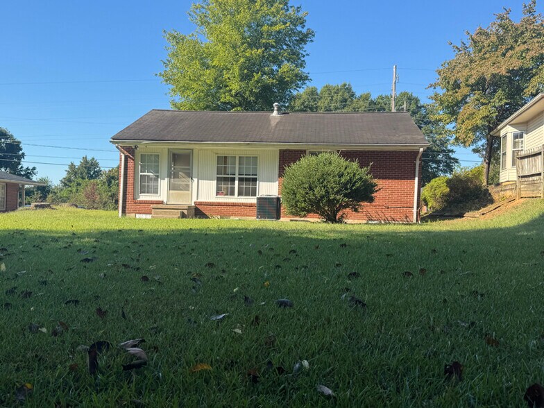 Building Photo - 405 Hampton Dr