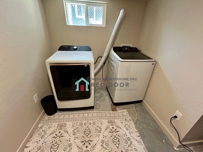 Building Photo - Spacious 5 bedroom, 3 bathroom single-family home.