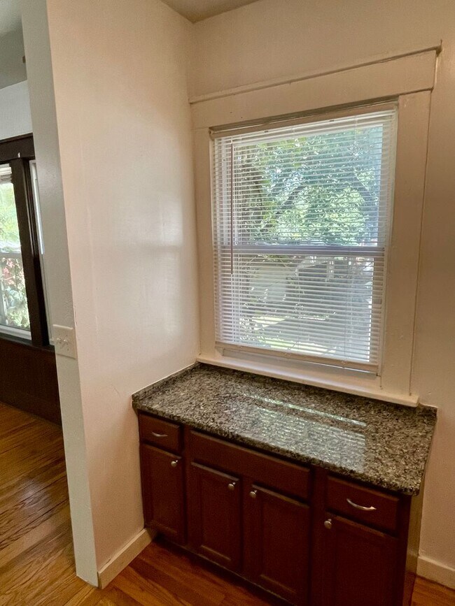 Building Photo - Beautiful & Spacious 3 Bedroom Townhome in...